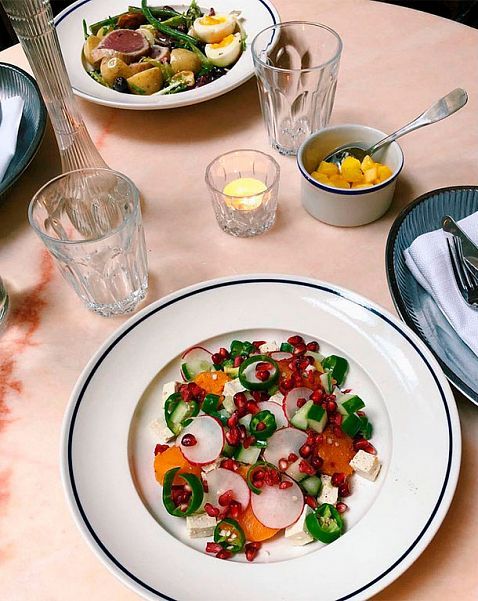 Мнение диетолога: почему нельзя есть сырые овощи на ужин